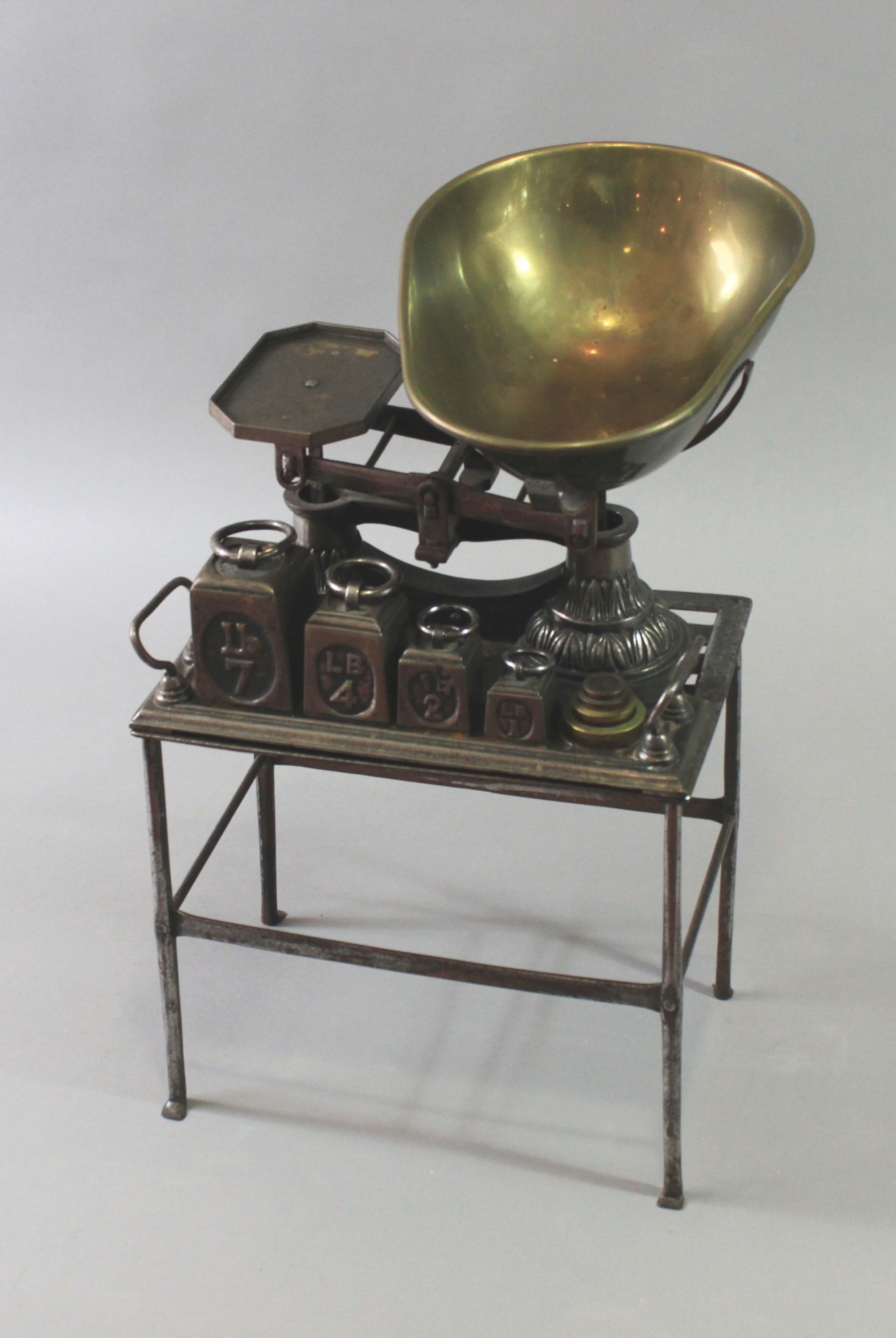 Waage mit 8 Gewichten, England um 1900, Eisen und Messing, dazugehörend ein Ho…